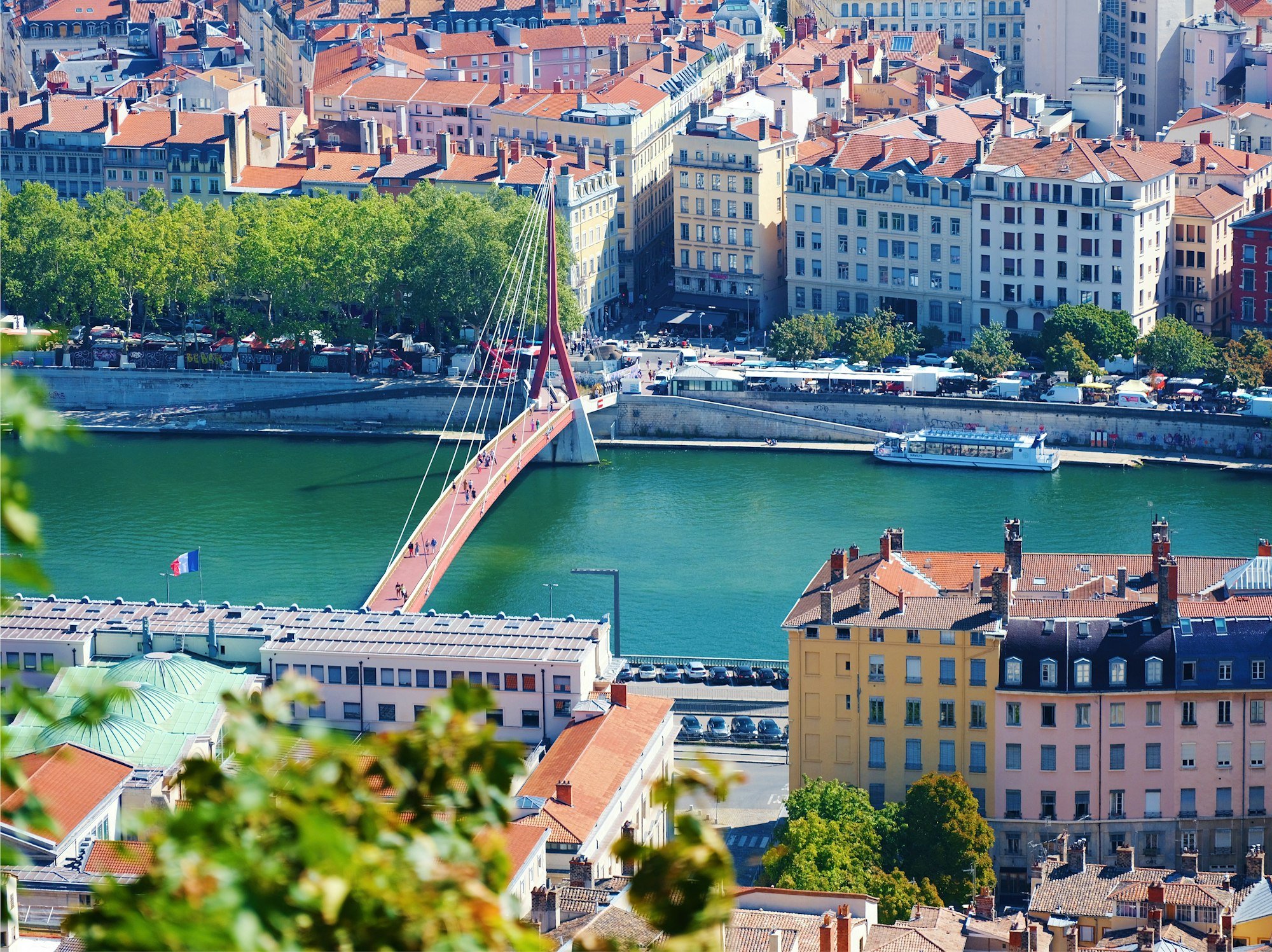 Lyon vue de Fourvière : la Saône, sa passerelle et les toits de la Presqu’île