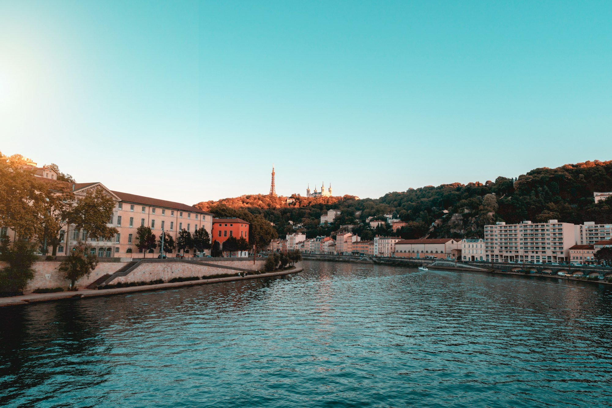 La Saône en fin de journée, avec la colline de Fourvière au loin